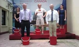 Ngài Đại sứ Canada David Devine cũng tham gia thử thách 'dội nước đá'