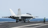 Máy bay tiêm kích Mỹ trở về tàu sân bay USS George H.W. Bush sau khi không kích IS ở vùng Vịnh. (Nguồn: AFP)