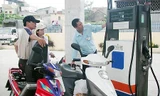 Xăng chọn giờ nghỉ trưa để tăng giá thêm 200 đồng/lít