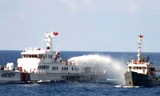 Tàu Trung Quốc tiếp tục vây ráp, đâm, xịt vòi rồng vào lực lượng chấp pháp Việt Nam. 