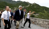 Ngoại trưởng Mỹ John Kerry thăm Vạn Lý Trường Thành hôm 9/7 (Nguồn: AP)