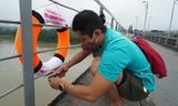 Vừa được lắp đặt, số phao cứu sinh trên cầu bắc qua sông Hồng đã bị lấy một nửa