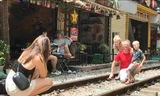 Cà phê đường tàu 'tái phát', du khách mạo hiểm tạo dáng trên đường ray 