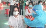 Tiêm vắc xin cho trẻ em tại một trường THPT ở Bình Dương 