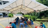 Công ty 3D Hub Global dựng mái rạp ngoài trời để tổ chức cho công nhân ăn uống khi thực hiện “ba tại chỗ” Ảnh: U.P 