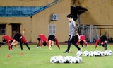 Các cầu thủ Nhật Bản có buổi tập nhẹ trên sân Hàng Đẫy trước trận gặp chủ nhà Việt Nam. Do chuyến bay đưa các cầu thủ Nhật Bản thi đấu tại châu Âu bị trễ nửa ngày, chỉ có 17 tuyển thủ Nhật tham dự được buổi tập này. Ảnh: Mạnh Thắng
