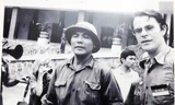 Chính ủy Bùi Văn Tùng với phóng viên nước ngoài tại sân dinh Độc Lập trưa ngày 30/4/1975 (Ảnh: Tư liệu) 