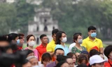 Vẫn còn nhiều người dân tham quan ở Hà Nội quên đeo khẩu trang. Ảnh: Như Ý