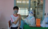 Tiêm vắc xin phòng COVID-19 cho học sinh ngay tại trường ở ĐBSCL