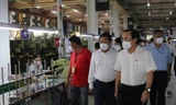 Bí thư Thành ủy Nguyễn Văn Nên kiểm tra công tác phòng chống dịch tại Công ty TNHH PouYuen Việt Nam chiều 9/11. Ảnh: LH 