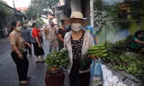 Người dân Hà Nội mua sắm thực phẩm trong thời gian giãn cách xã hội ảnh: Mạnh Thắng
