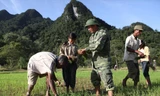 Bộ đội Biên phòng dạy người Rục trồng lúa nước 