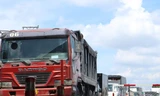 Khu vực cửa ngõ Miền Tây trên tuyến QL1, lưu lượng xe di chuyển vào TPHCM qua chốt kiểm dịch bị ùn ứ kéo dài ảnh: Trọng Nhân - Huy Phong