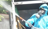 Lực lượng bộ đội Hoá học của Quân khu 1 phun hóa chất khử khuẩn để giúp Bắc Giang sớm bước vào giai đoạn bình thường mới Ảnh: Đức Anh