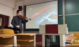 Clip gây xôn xao Douyin: Tưởng nghệ sĩ vĩ cầm, hóa ra là thầy giáo dạy nhạc