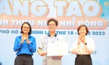 Teen THPT chuyên Lê Hồng Phong đoạt giải với sản phẩm hỗ trợ người câm điếc