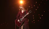 Sân khấu The Eras Tour: Taylor Swift xây nhà, trồng rừng, đang hát bỗng bơi đi mất