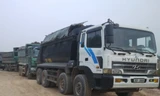 Hàng chục xe tải nối đuôi chở đất đi bán.