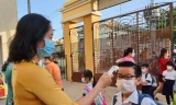 Học sinh được đo thân nhiệt trước khi vào trường