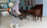 Trường THPT Nguyễn Du, quận 10 phun thuốc khử trùng trường lớp dịp trước Tết Nguyên đán