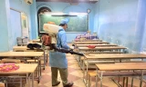 Phun thuốc khử trùng lớp học tại TPHCM