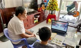 Học sinh lớp 1 ở TPHCM học trực tuyến sau Tết Nguyên đán