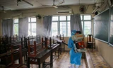 Trường THPT Nguyễn Du, quận 10 khử khuẩn trường lớp chiều 1/12