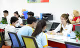 Thí sinh tìm hiểu thông tin nộp hồ xét tuyển sớm tại một trường đại học ở TPHCM