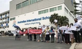 Phụ huynh trường AIS Saigon đứng trước trường phản đối học phí