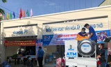 ATM gạo di động đặt trên chiếc xe bán tải đến với người dân