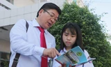 Tiến sĩ Trần Đình Lý, phó hiệu trưởng trường đại học Nông lâm TPHCM tư vấn cho thí sinh