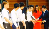 Trường đại học 'chơi sang', trao hàng tỷ đồng học bổng cho sinh viên ngày khai giảng