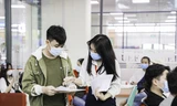 Thí sinh làm thủ tục nhập học tại trường ĐH Kinh tế Tài chính TPHCM