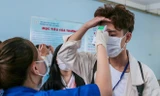 Sinh viên được đo thân nhiệt trước khi vào trường