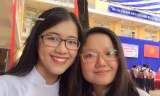 Nguyễn Thị Vân Anh (bên phải), người duy nhất của TPHCM đạt điểm 10 môn Lịch sử
