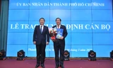Phó Chủ tịch UBND TPHCM Dương Anh Đức trao quyết định bổ nhiệm cho PGS- TS Ngô Minh Xuân