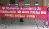 Phụ huynh căng băng rôn phản đối hiệu trưởng trường Trần Văn Ơn (N.S)