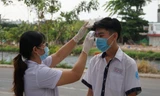 Học sinh được đo thân nhiệt ngay từ cổng trường