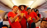Cổ động viên Việt Nam rực đỏ sân bay Indonesia trước trận tranh HCĐ