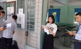 Giám thị đọc tên và kiểm tra thông tin thí sinh trước khi vào phòng thi.