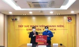 Tặng học bổng tiếng Anh cho sinh viên tham gia tuyến đầu chống dịch