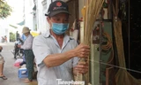 Người Sài Gòn tất bật làm chổi đót bán Tết