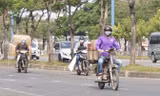 Xe cà tàng chở hàng cồng kềnh phóng ào ào trên đường phố