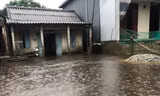 TT-Huế: Mưa dồn dập làm nhiều nơi ngập sâu, trường học đóng cửa tránh lũ
