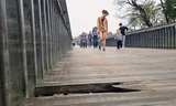 Tận thấy cảnh mục nát cầu đi bộ bằng gỗ lim 64 tỷ ở Huế