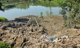 Thông tin mới vụ chở hàng nghìn m3 bùn thải đổ thẳng ra ao hồ ở Huế