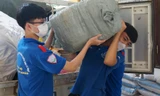 Tuổi trẻ Huế mướt mồ hôi, miệt mài chuyển hàng hỗ trợ lên xe tải gửi đi vùng dịch TPHCM giữa trưa hè nắng gắt