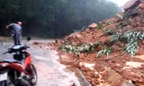 TT-Huế: Mưa rất lớn, tuyến QL 49B tái diễn sạt lở nặng