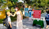 Dù mở cửa đón 100% học sinh đến trường, các trường học tại TP Huế tiếp tục thực hiện các biện pháp phòng, chống dịch, bố trí đo thân nhiệt, sát khuẩn, quét mã QR tại cổng trường hàng ngày