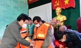 Nguyên Chủ tịch nước Trương Tấn Sang trao tặng áo phao cứu sinh cho ngư dân TT-Huế